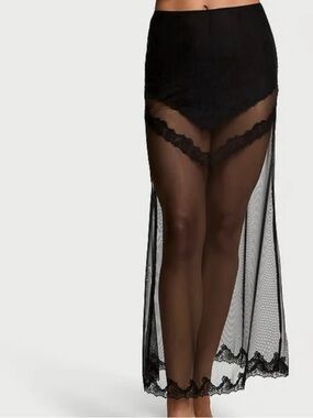 Victoria’s Secret VERY SEXY NWT
Rose lace Skirt, size S